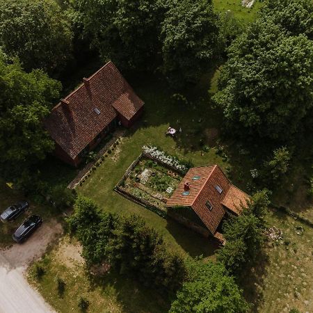 Stara Szkola Nad Jeziorem Czarne  外观 照片