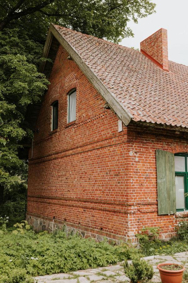 Stara Szkola Nad Jeziorem Czarne  外观 照片